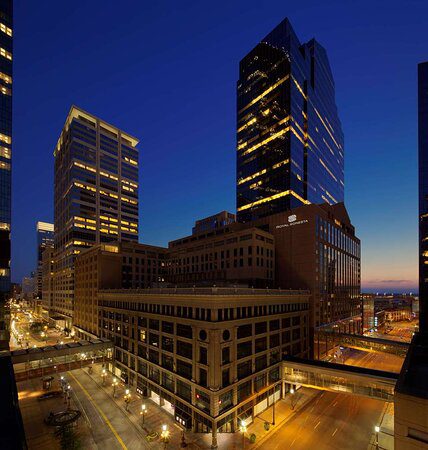 Night Foto of Royal Sonesta Minneapolis Downtown buildings